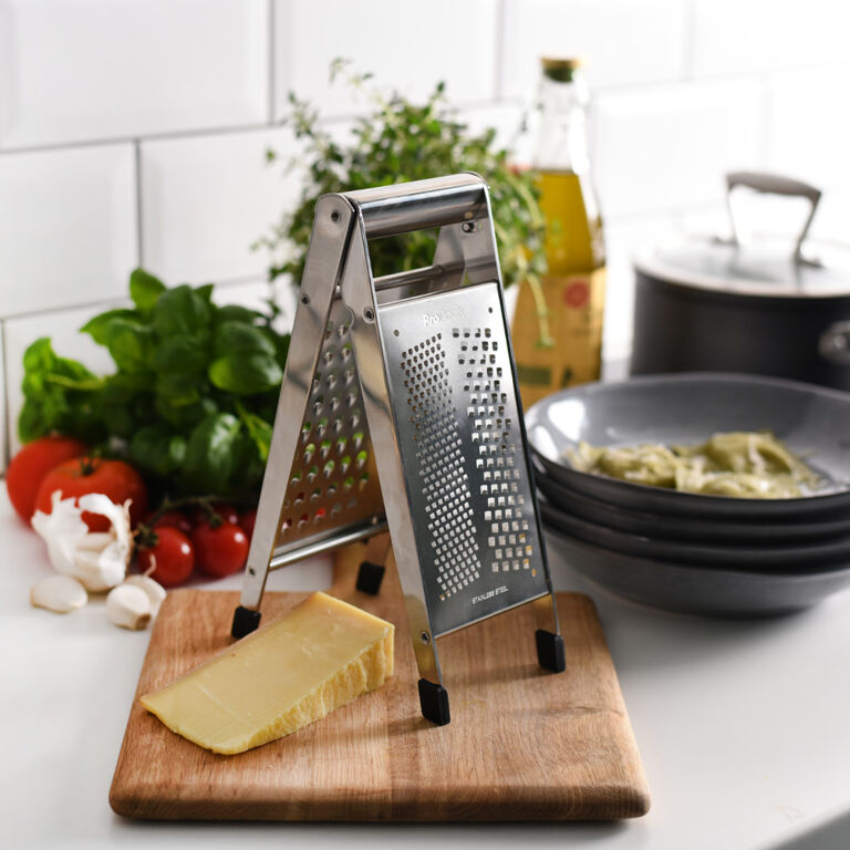 Table cheese grater with oak wood handle, Oslo